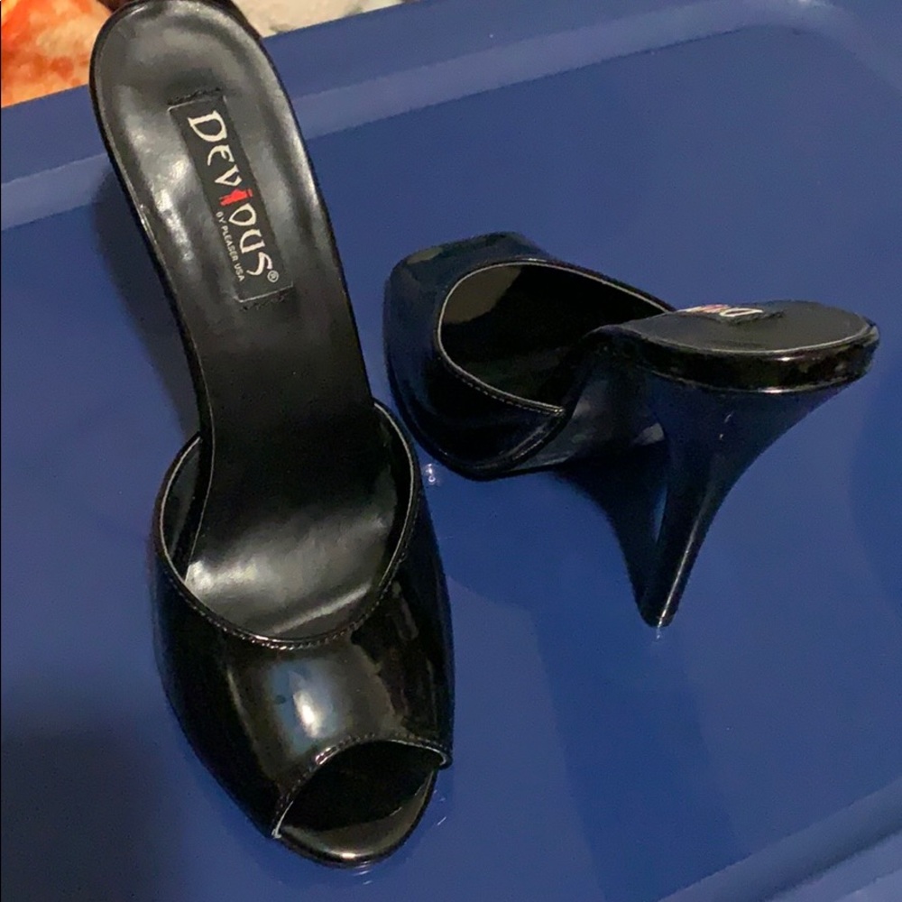 Devious black gloss heals!